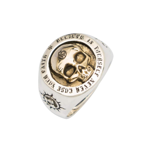 Anillo plateado con calavera en relieve dorada