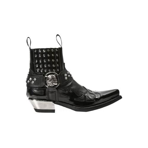 Bota negra de cuero con detalles metálicos