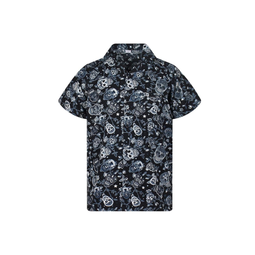 Camisa negra con patrones de calaveras blancas.